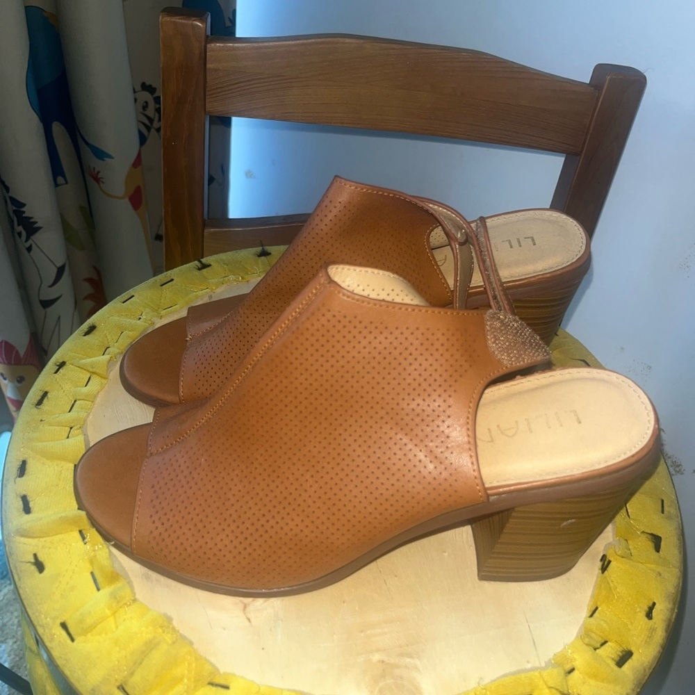 Liliana sandals ! Awesome for the fall size 8